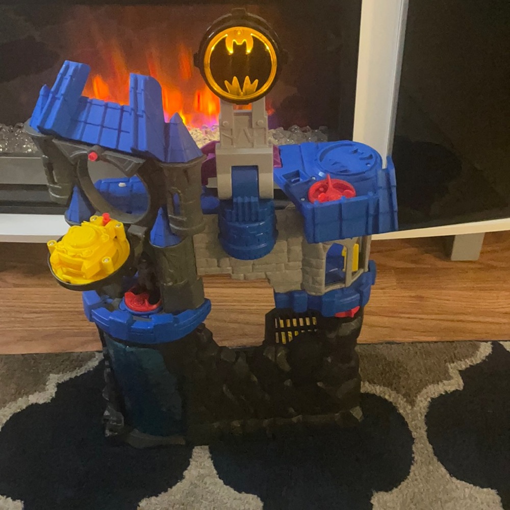 Fisher-Price Imaginext DC Super Friends, Wayne Manor Batcave